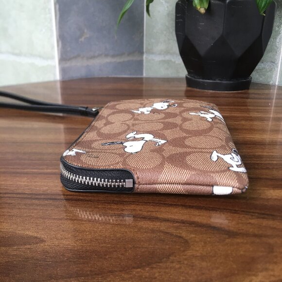 Coach X Peanuts Corner Zip Wristlet Wallet With Snoopy & Woodstock - Picture 3 of 10